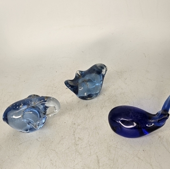 3 vintage cobalt blue figurines, paper weights, elephant, whale and a chicadee. - Picture 3 of 4